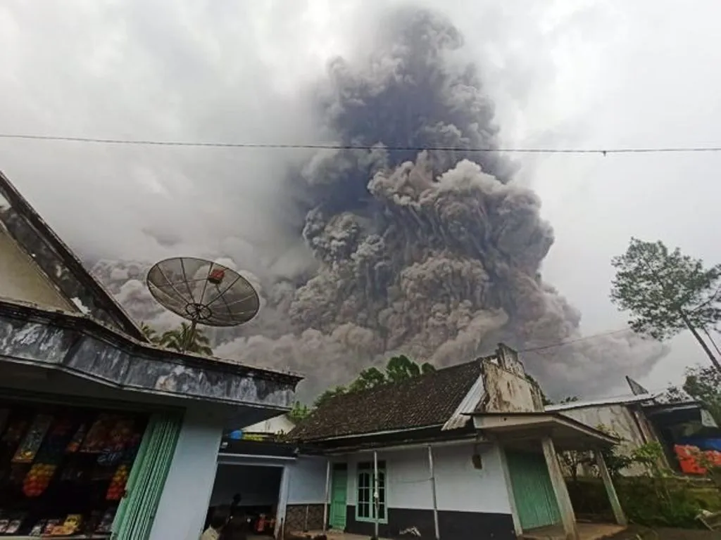 В Индонезии около 2 тыс. человек эвакуированы после извержения вулкана Семеру