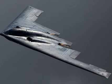 Самый дорогой бомбардировщик в мире B-2 Spirit загорелся после аварийной посадки