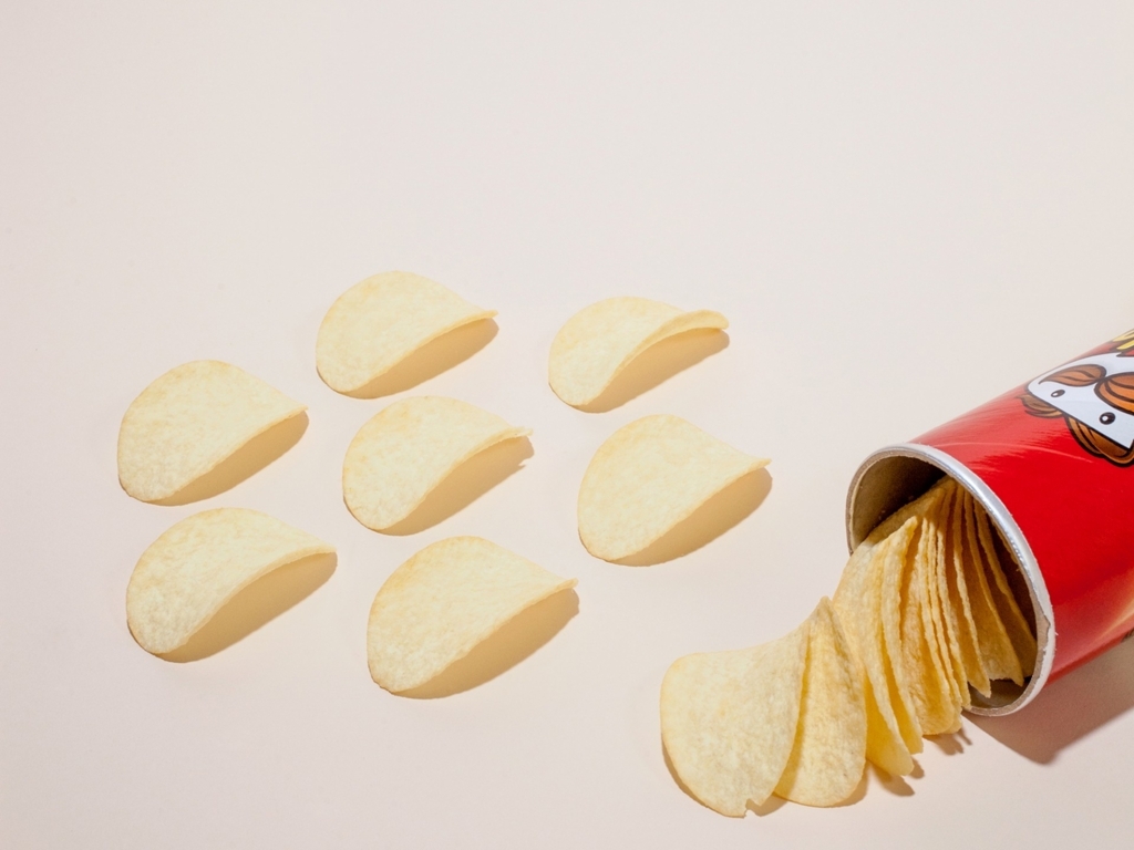 В магазинах подошли к концу запасы популярных чипсов Pringles