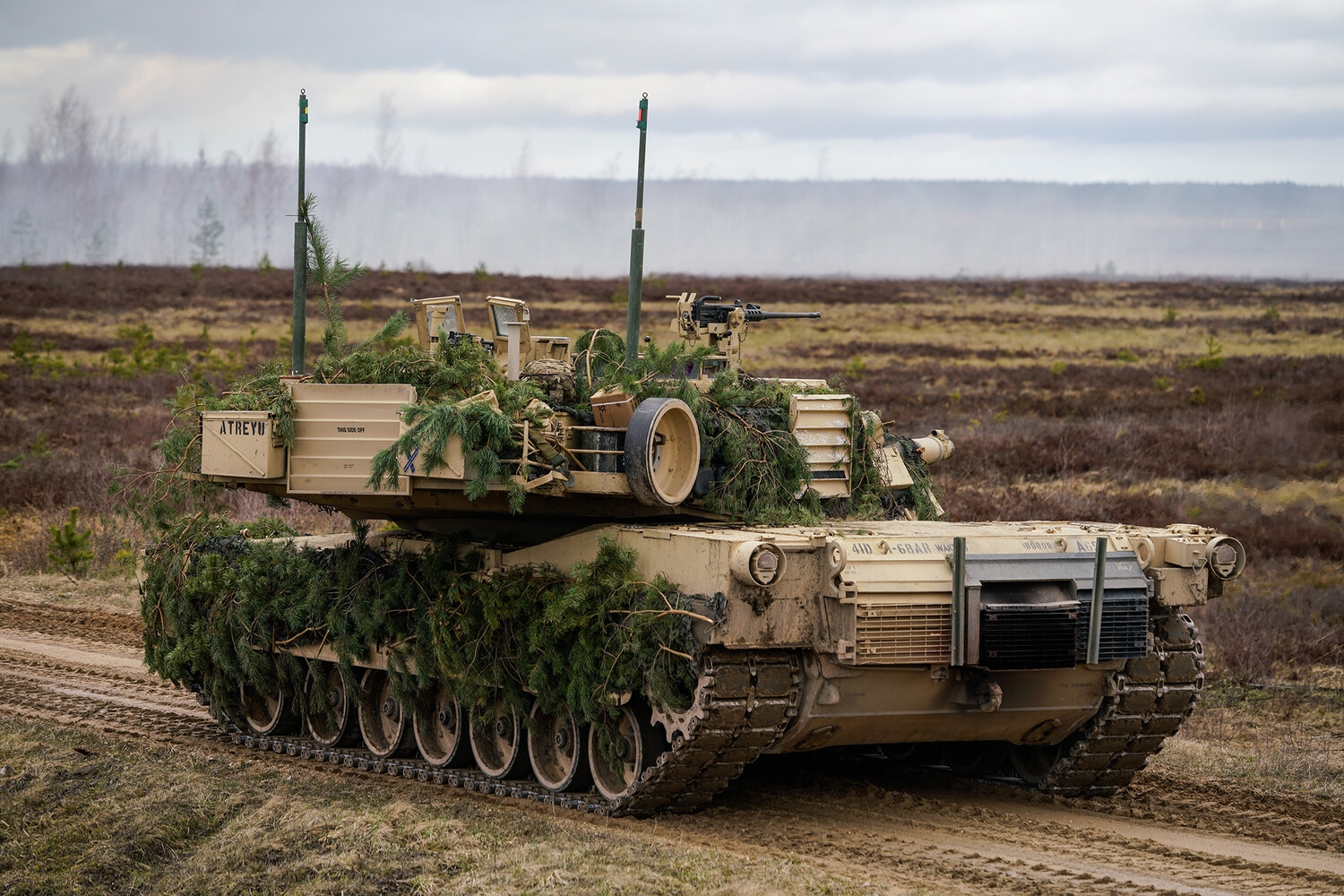 НАТО перебросила в Польшу 700 единиц техники, включая танки Abrams