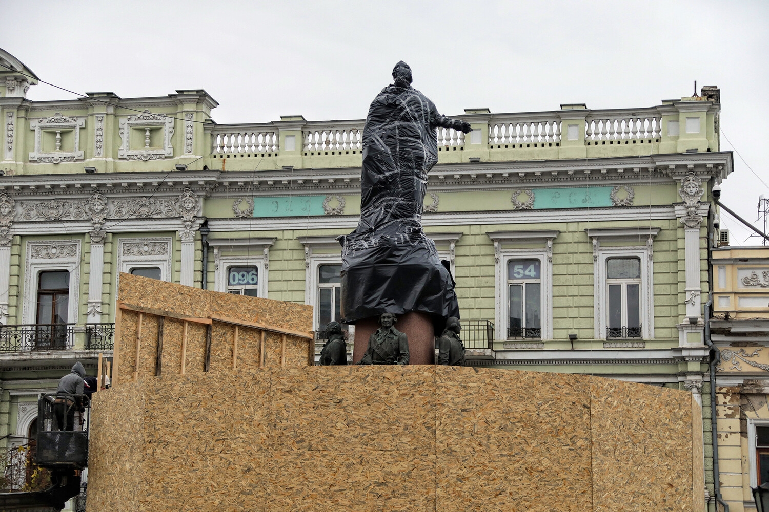 В Одессе снесли памятник Екатерине II