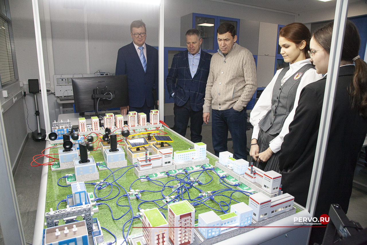 Евгений Куйвашев оценил передовые образовательные проекты, реализуемые в Первоуральске 