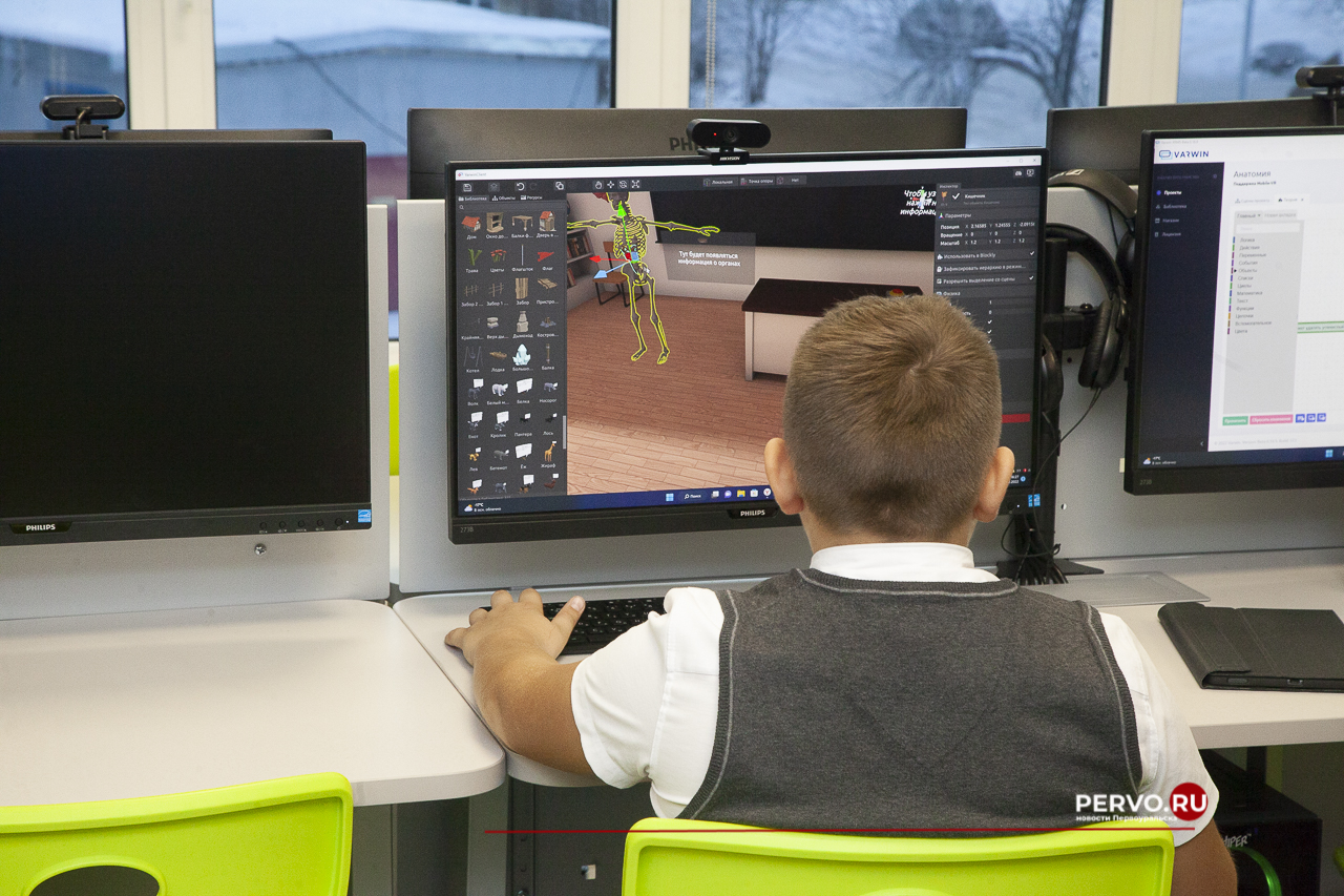 Евгений Куйвашев оценил передовые образовательные проекты, реализуемые в Первоуральске 