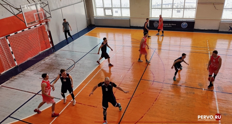 В чемпионате Первоуральска по баскетболу определился единоличный лидер