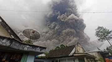 В Индонезии около 2 тыс. человек эвакуированы после извержения вулкана Семеру