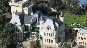 Пугачева и Галкин сняли с продажи свой замок в Грязи