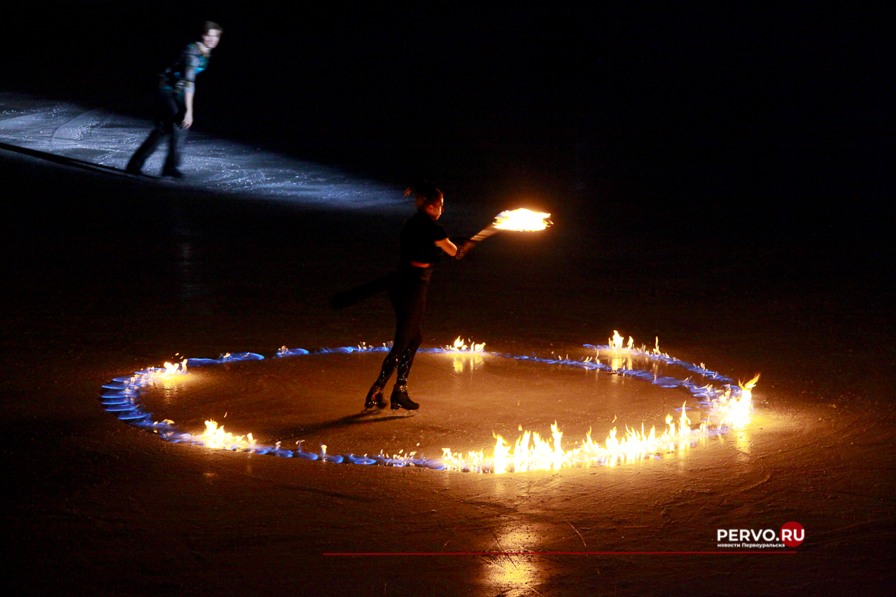 Первоуральск: Первый день Ледового шоу «Приключения Маши и Вити». Фотографии