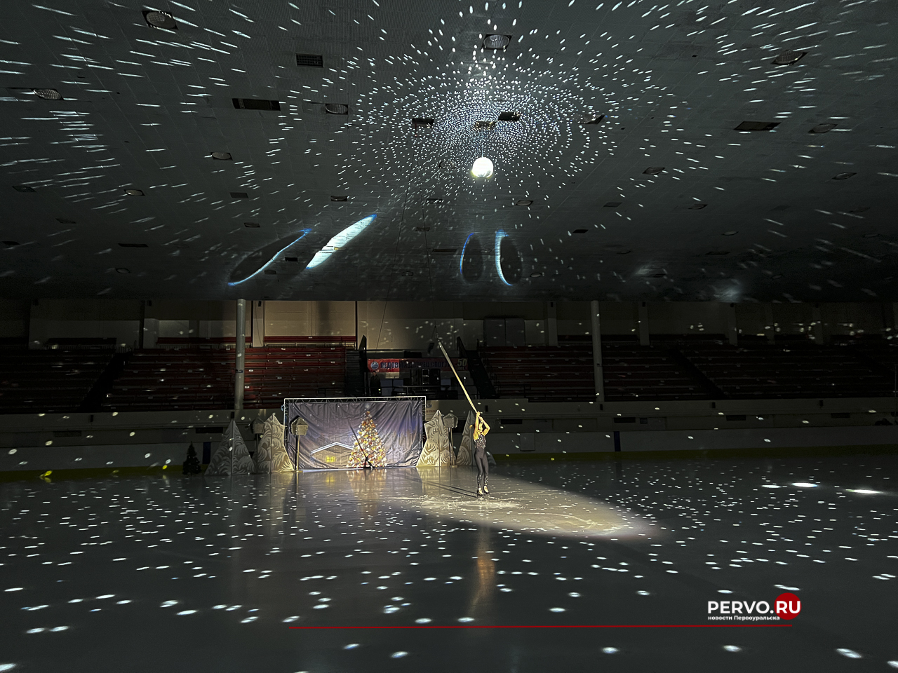 Первоуральск: Первый день Ледового шоу «Приключения Маши и Вити». Фотографии