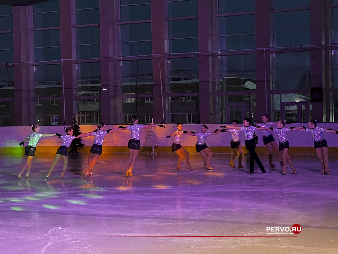 Первоуральск: Первый день Ледового шоу «Приключения Маши и Вити». Фотографии