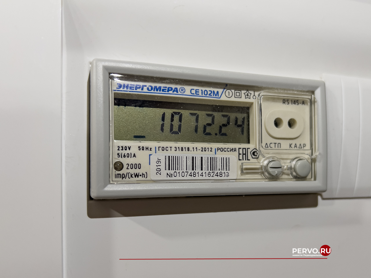 Перепрограммировать счетчики не надо. УК должны сделать перерасчёт