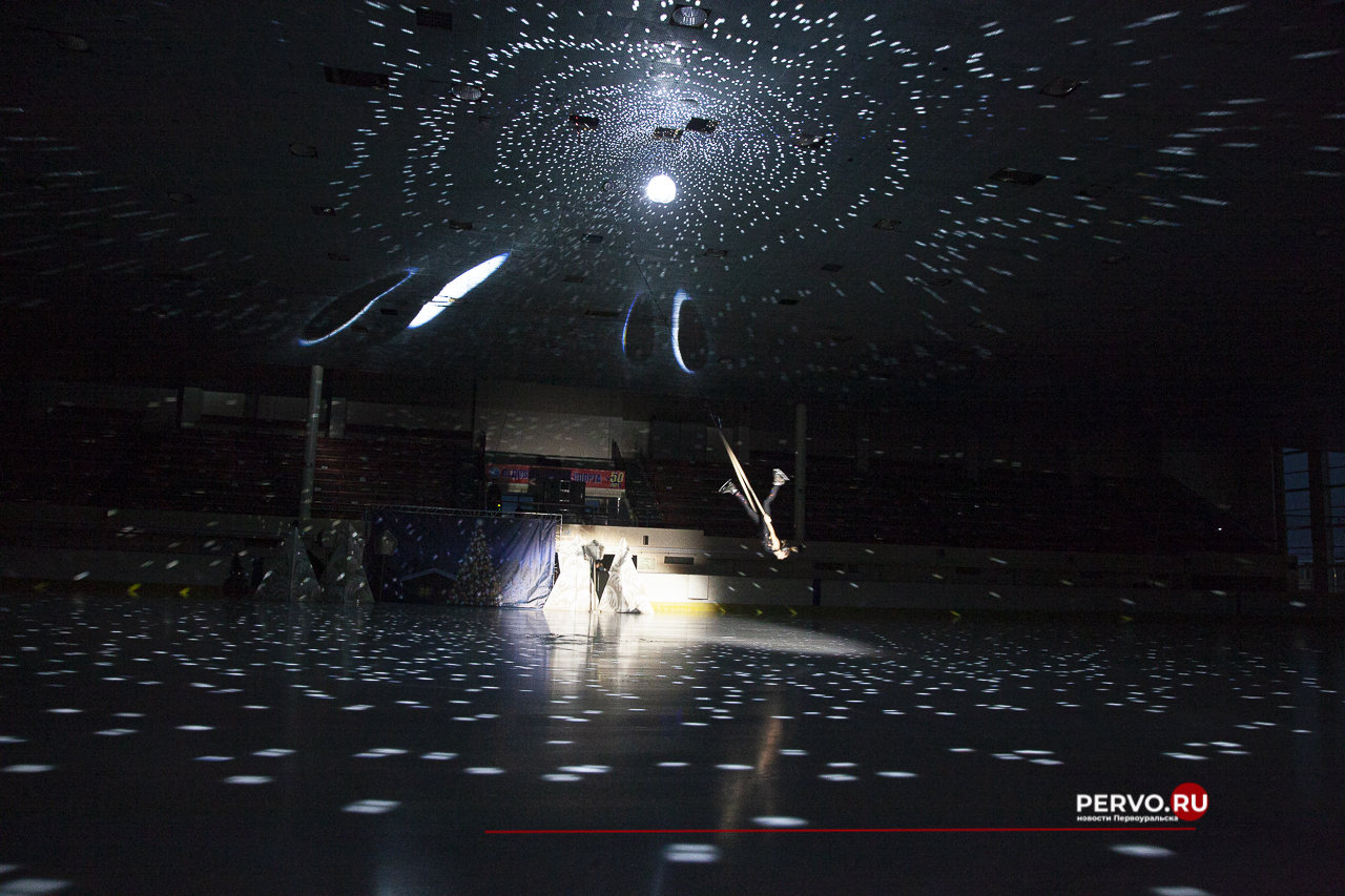 Первоуральск: Первый день Ледового шоу «Приключения Маши и Вити». Фотографии