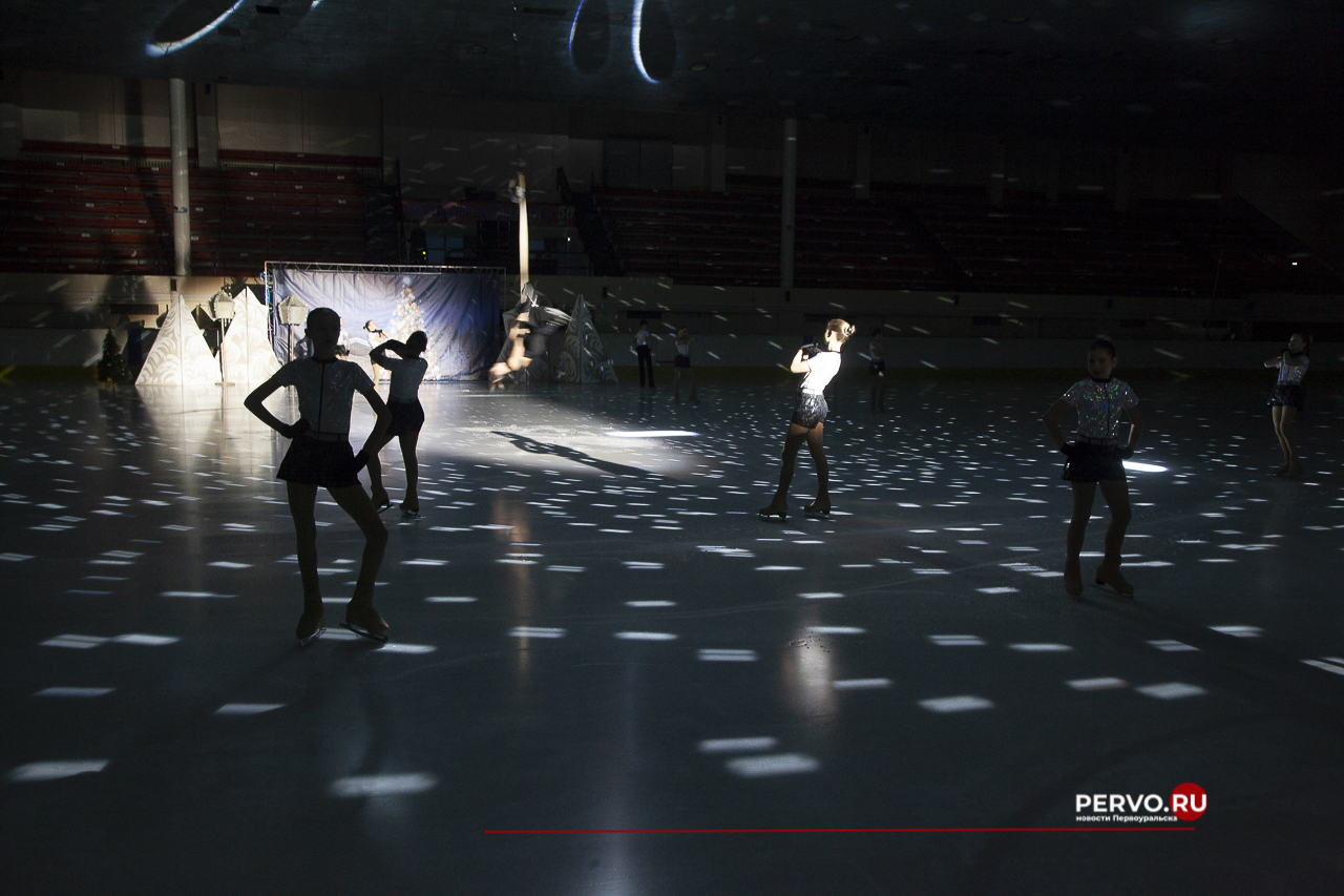Первоуральск: Первый день Ледового шоу «Приключения Маши и Вити». Фотографии