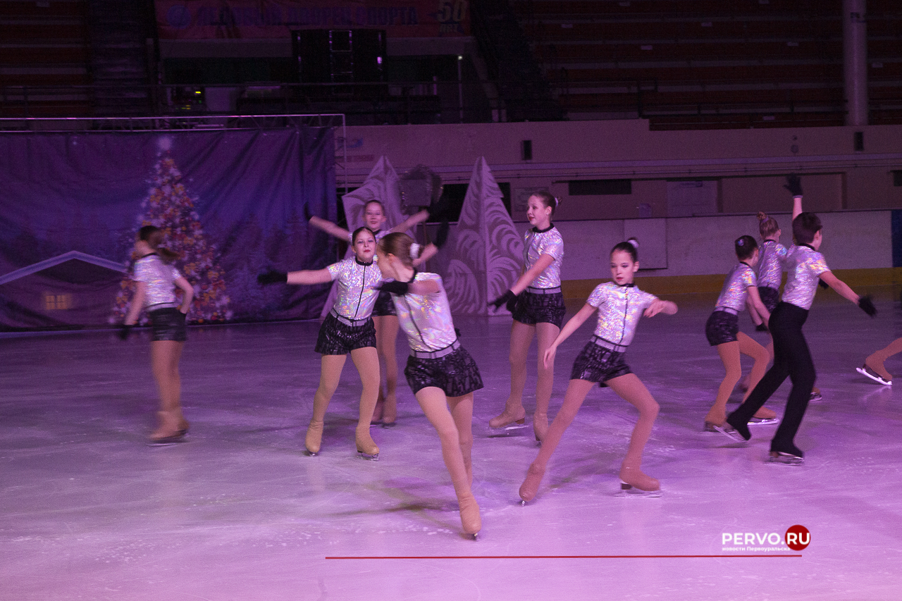 Первоуральск: Первый день Ледового шоу «Приключения Маши и Вити». Фотографии