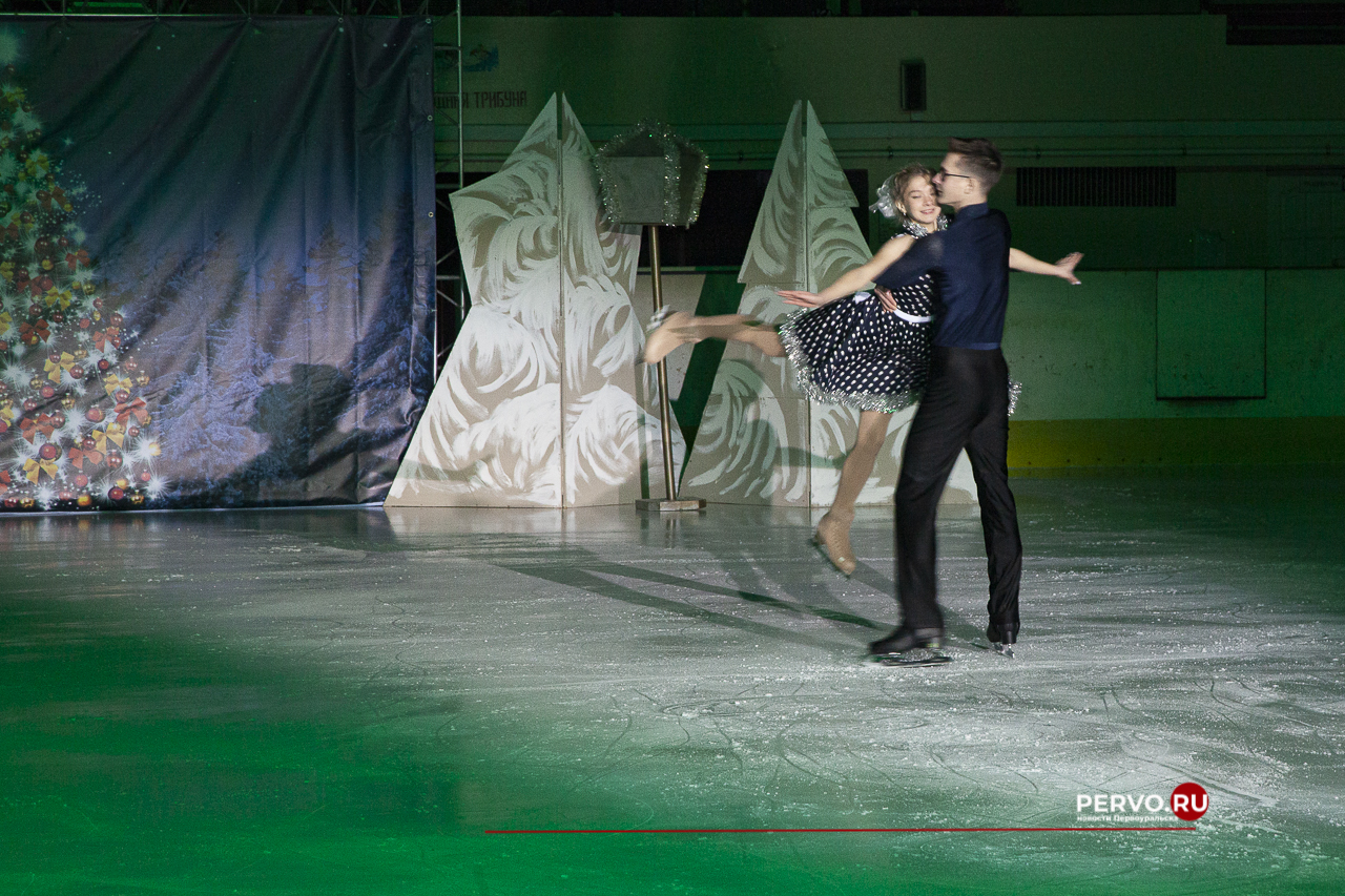Первоуральск: Первый день Ледового шоу «Приключения Маши и Вити». Фотографии