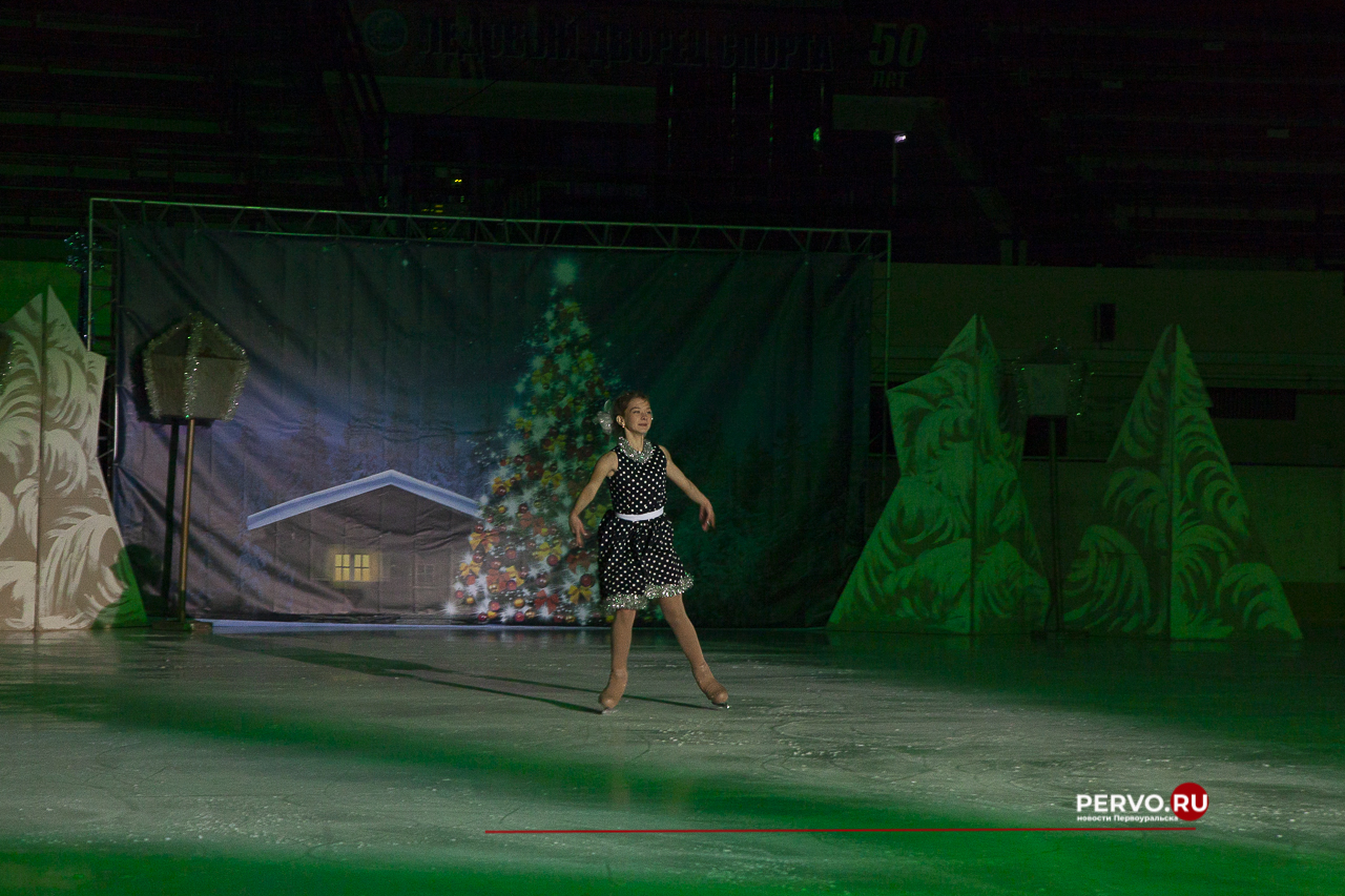 Первоуральск: Первый день Ледового шоу «Приключения Маши и Вити». Фотографии