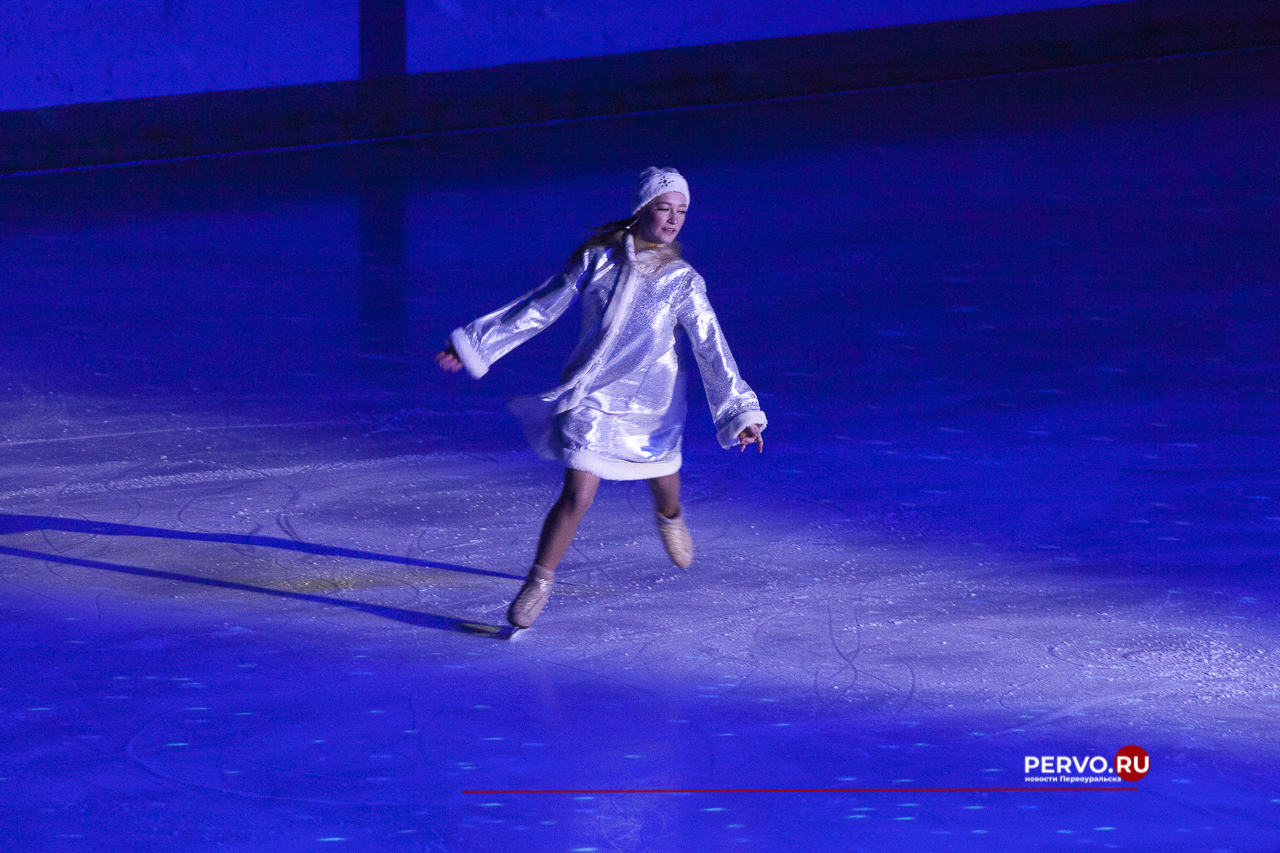 Первоуральск: Первый день Ледового шоу «Приключения Маши и Вити». Фотографии