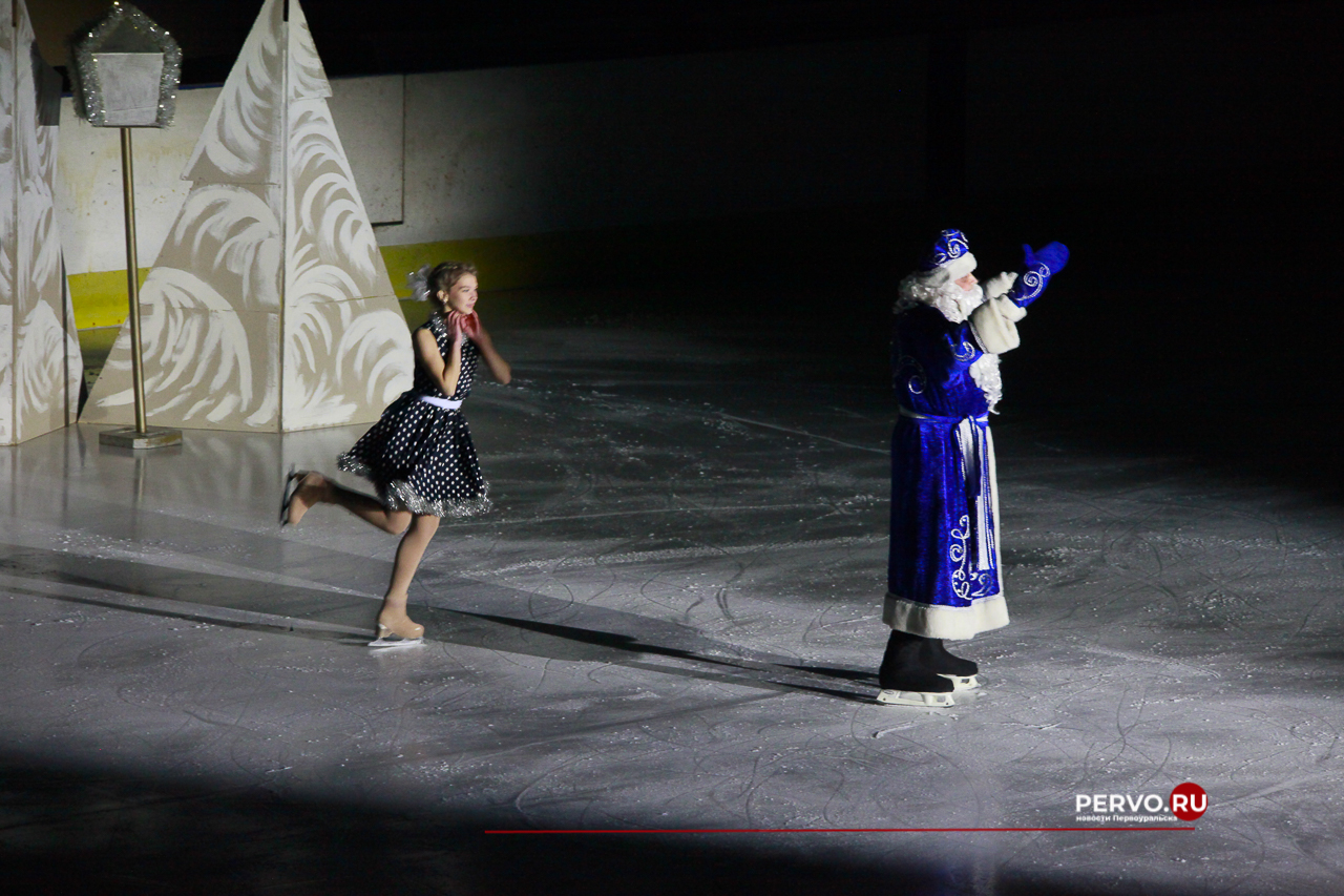 Первоуральск: Первый день Ледового шоу «Приключения Маши и Вити». Фотографии