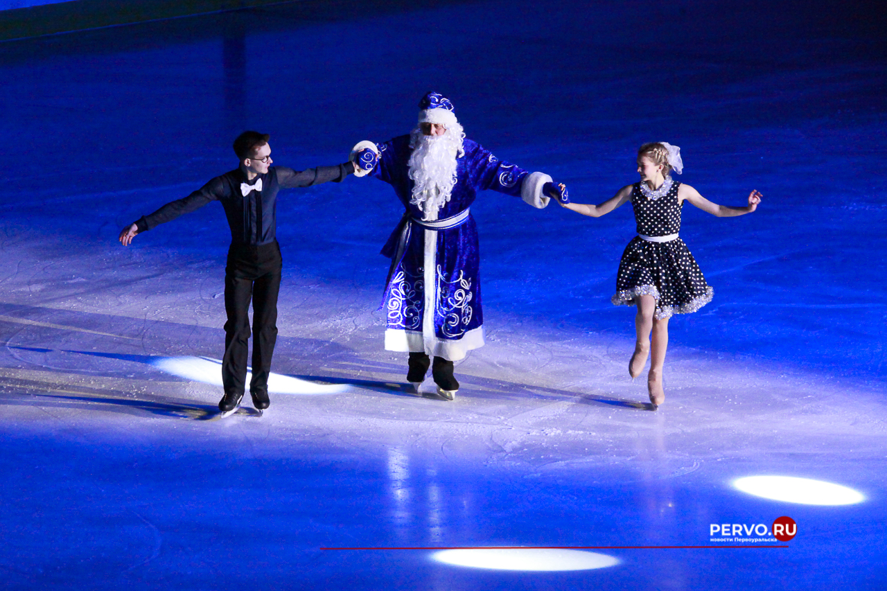 Первоуральск: Первый день Ледового шоу «Приключения Маши и Вити». Фотографии