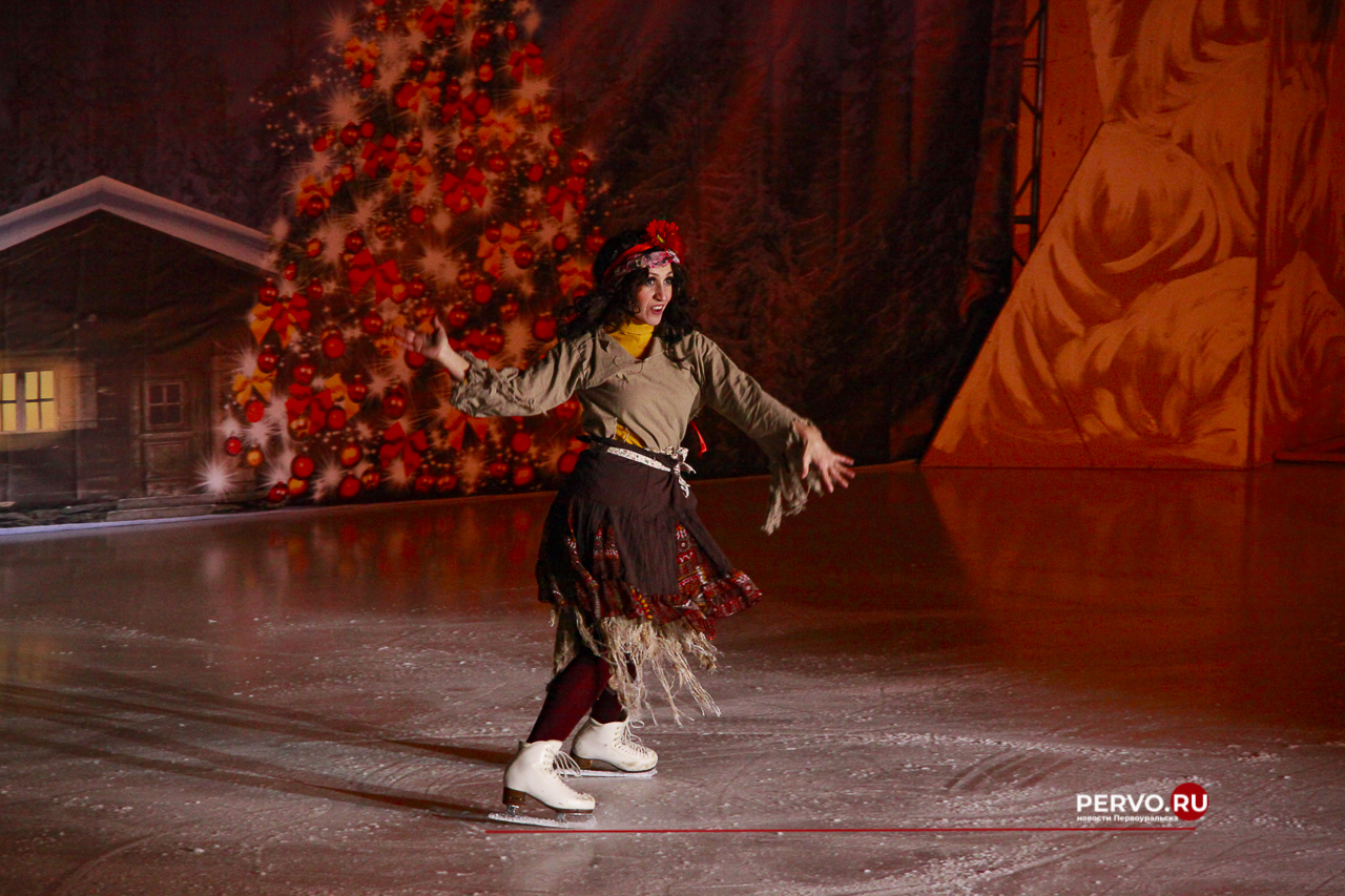 Первоуральск: Первый день Ледового шоу «Приключения Маши и Вити». Фотографии
