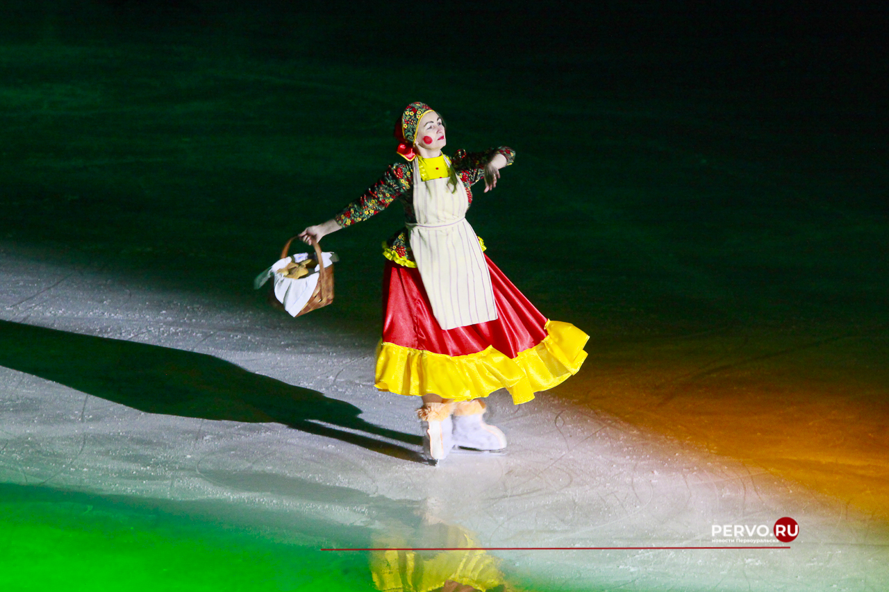 Первоуральск: Первый день Ледового шоу «Приключения Маши и Вити». Фотографии