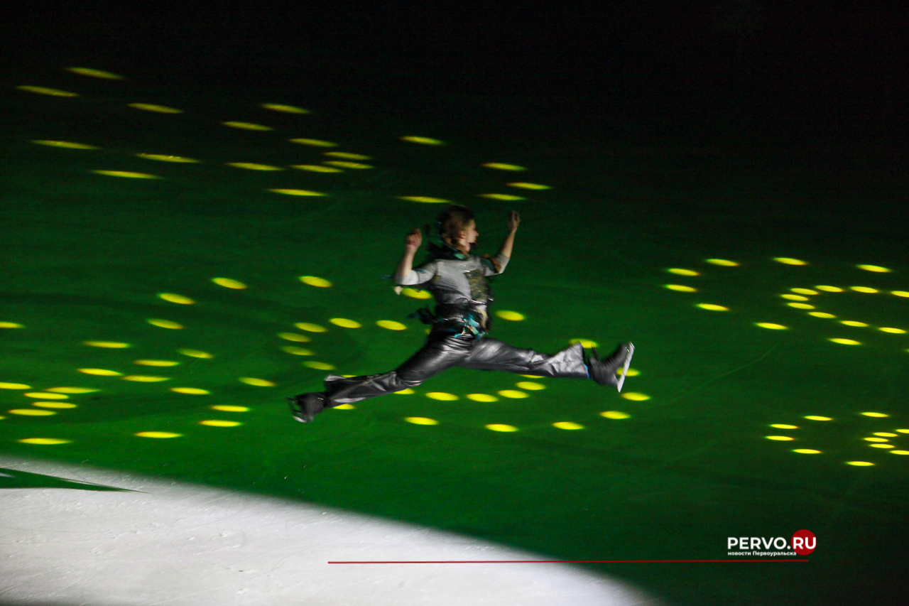 Первоуральск: Первый день Ледового шоу «Приключения Маши и Вити». Фотографии