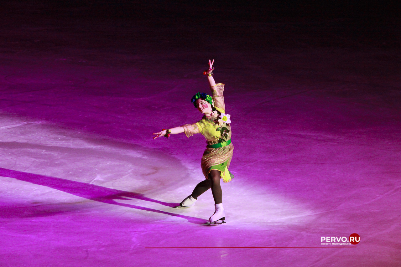 Первоуральск: Первый день Ледового шоу «Приключения Маши и Вити». Фотографии
