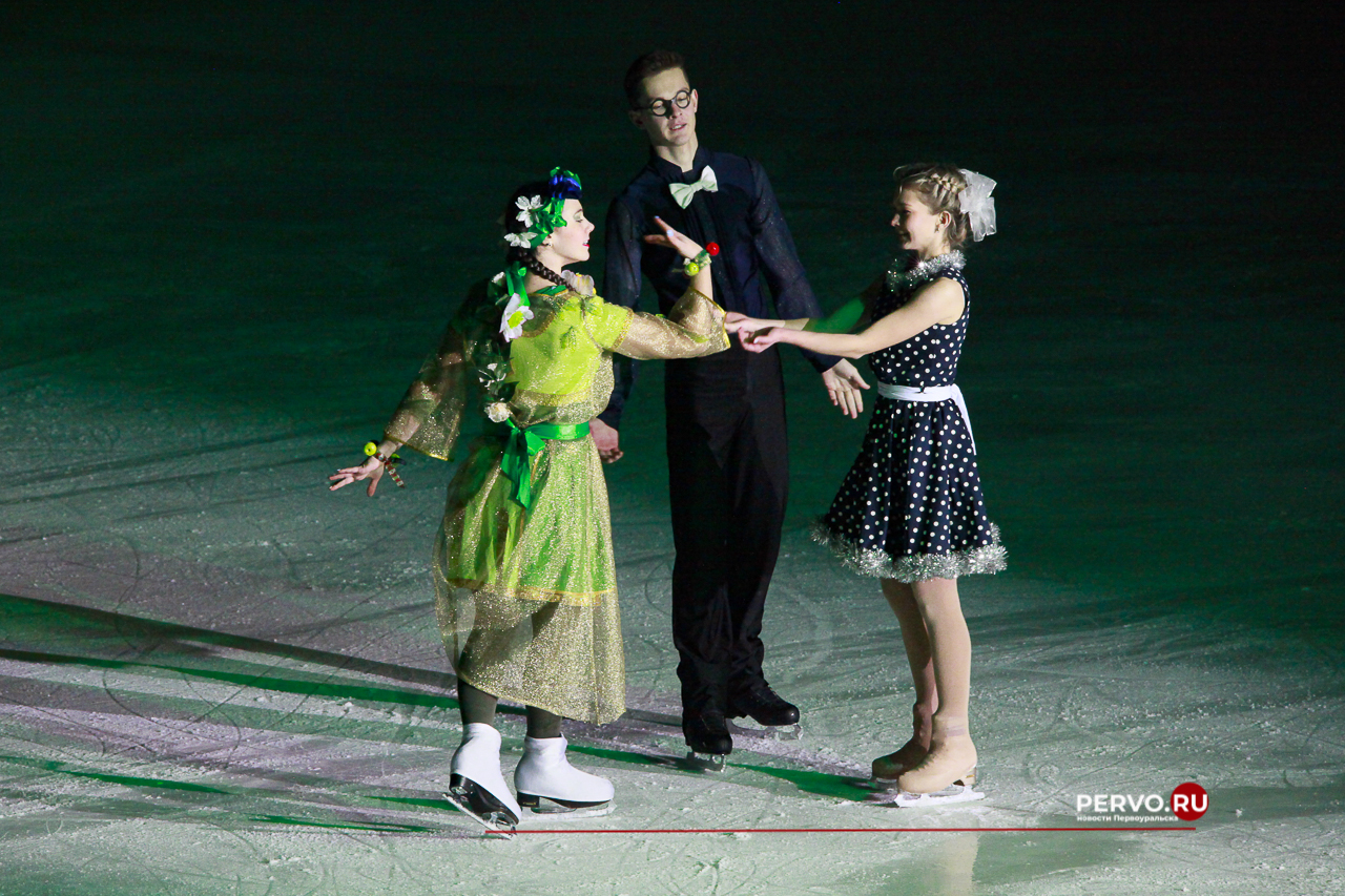 Первоуральск: Первый день Ледового шоу «Приключения Маши и Вити». Фотографии