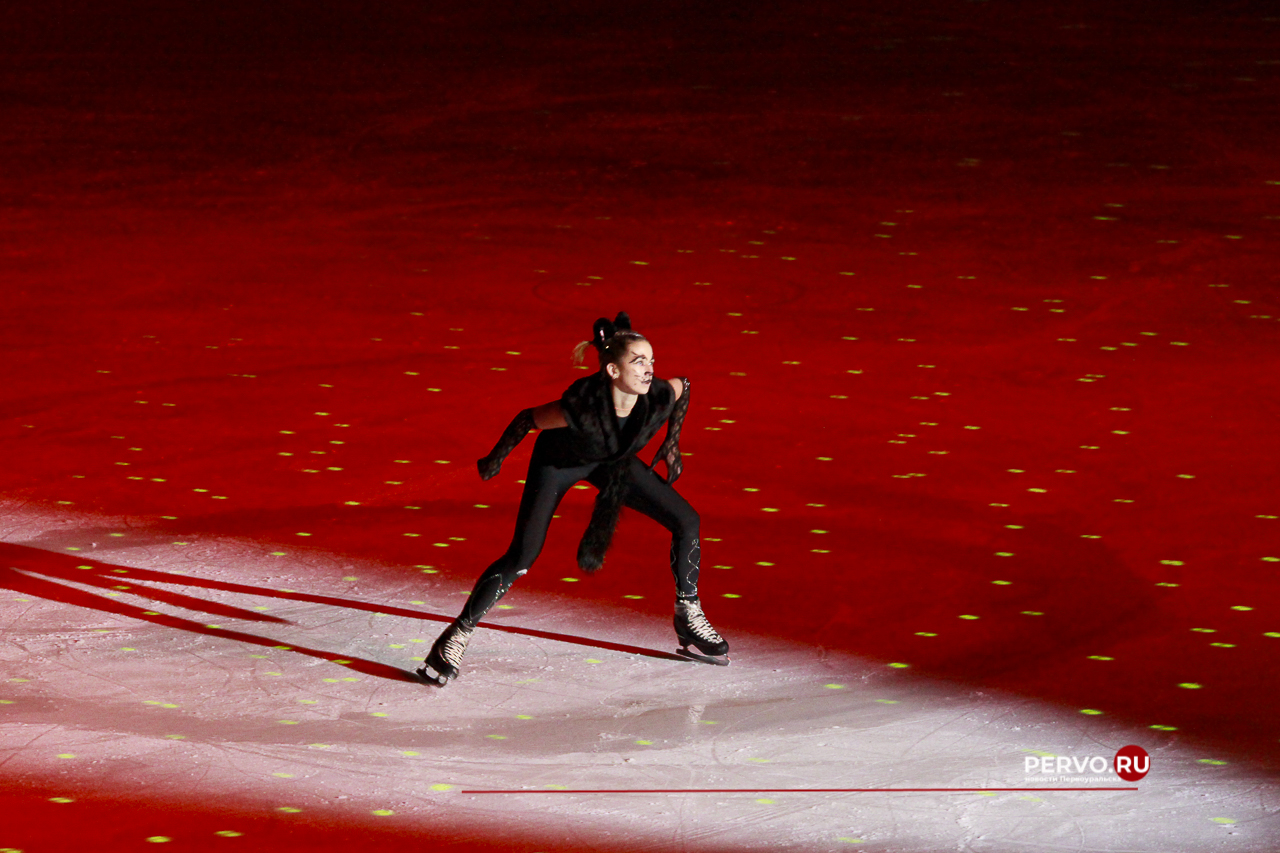 Первоуральск: Первый день Ледового шоу «Приключения Маши и Вити». Фотографии