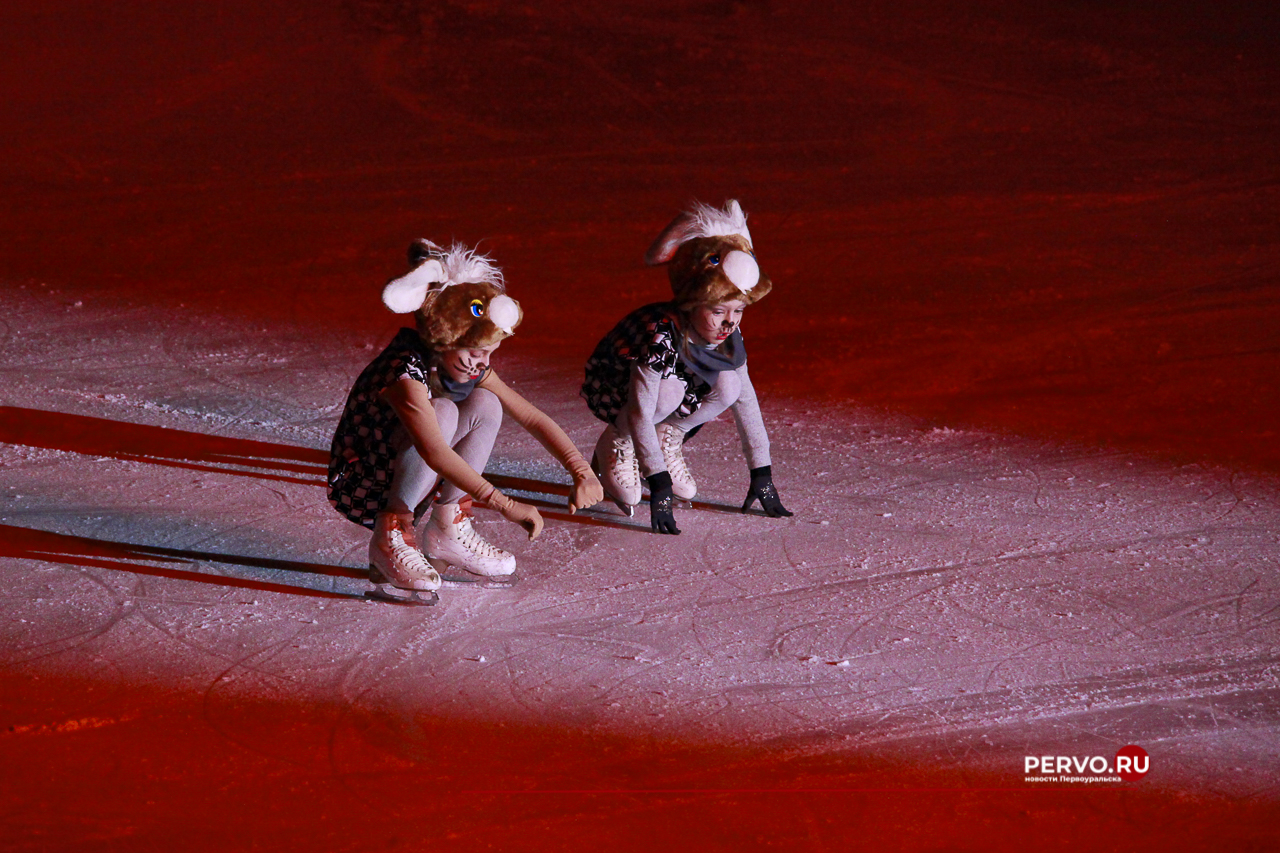 Первоуральск: Первый день Ледового шоу «Приключения Маши и Вити». Фотографии