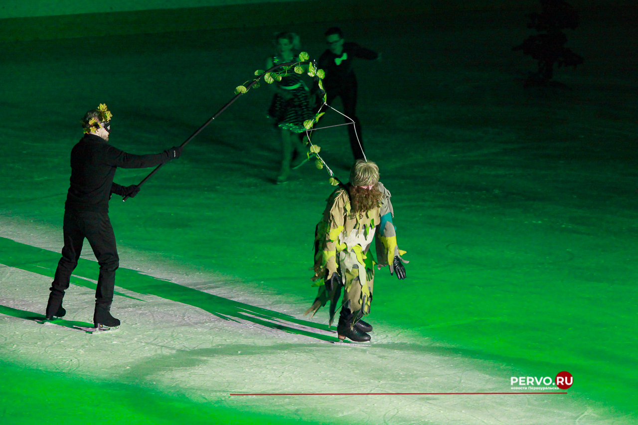 Первоуральск: Первый день Ледового шоу «Приключения Маши и Вити». Фотографии