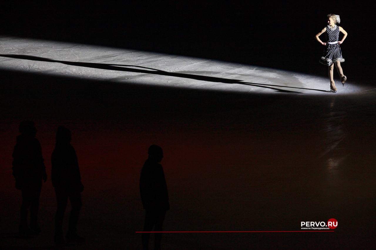 Первоуральск: Первый день Ледового шоу «Приключения Маши и Вити». Фотографии
