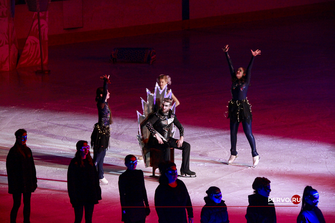 Первоуральск: Первый день Ледового шоу «Приключения Маши и Вити». Фотографии