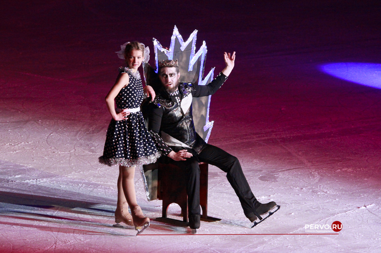 Первоуральск: Первый день Ледового шоу «Приключения Маши и Вити». Фотографии