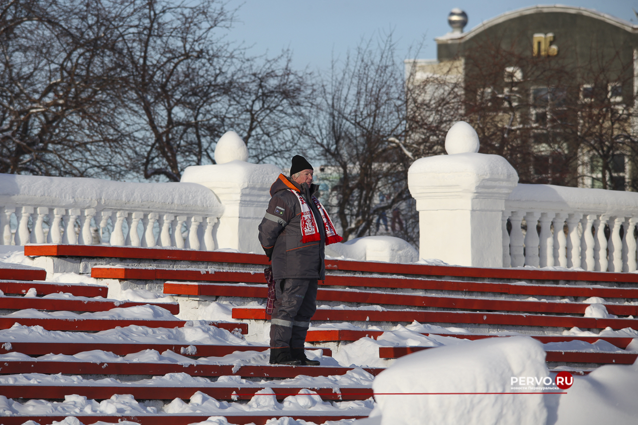 Сегодня в Первоуральске «Уральский трубник» принимал гостей из Кемерово хоккейную команду «Кузбасс»