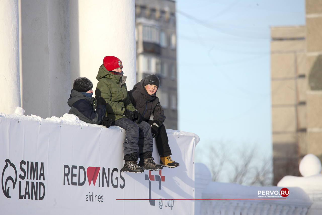 Сегодня в Первоуральске «Уральский трубник» принимал гостей из Кемерово хоккейную команду «Кузбасс»