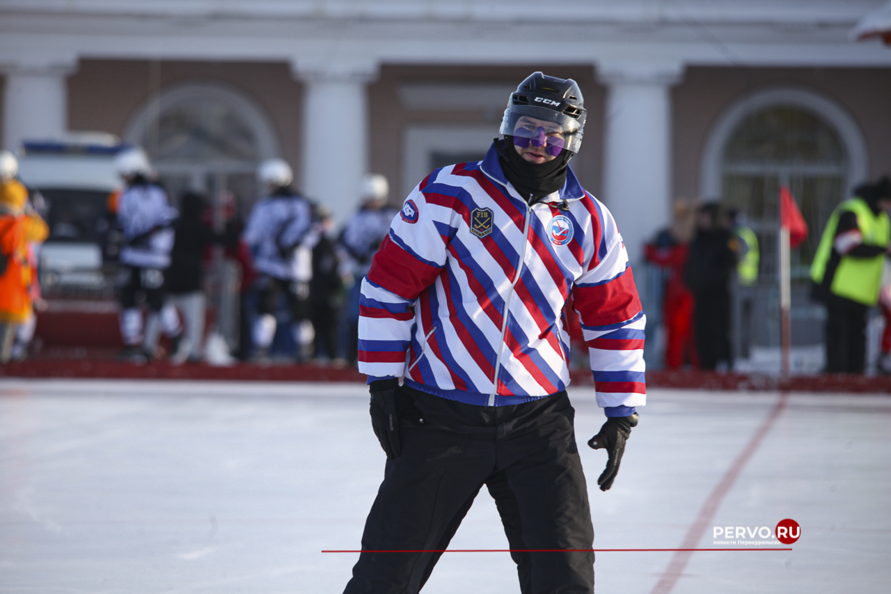 Сегодня в Первоуральске «Уральский трубник» принимал гостей из Кемерово хоккейную команду «Кузбасс»