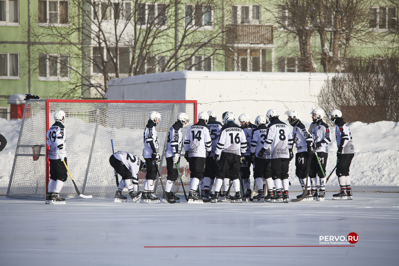 Сегодня в Первоуральске «Уральский трубник» принимал гостей из Кемерово хоккейную команду «Кузбасс»