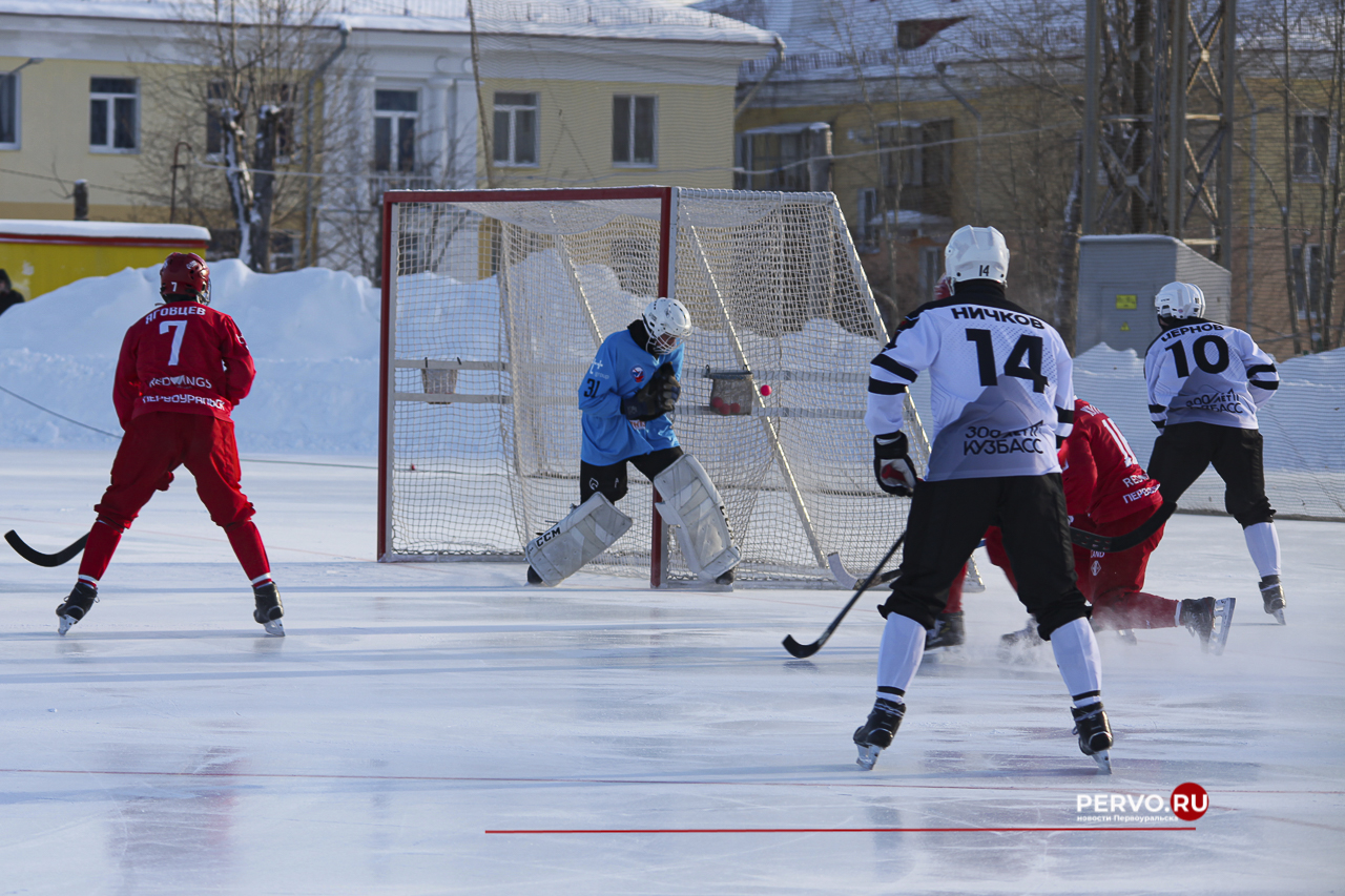 Сегодня в Первоуральске «Уральский трубник» принимал гостей из Кемерово хоккейную команду «Кузбасс»