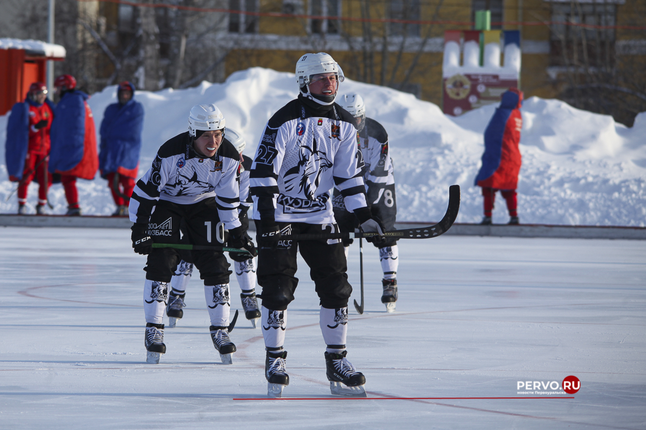 Сегодня в Первоуральске «Уральский трубник» принимал гостей из Кемерово хоккейную команду «Кузбасс»