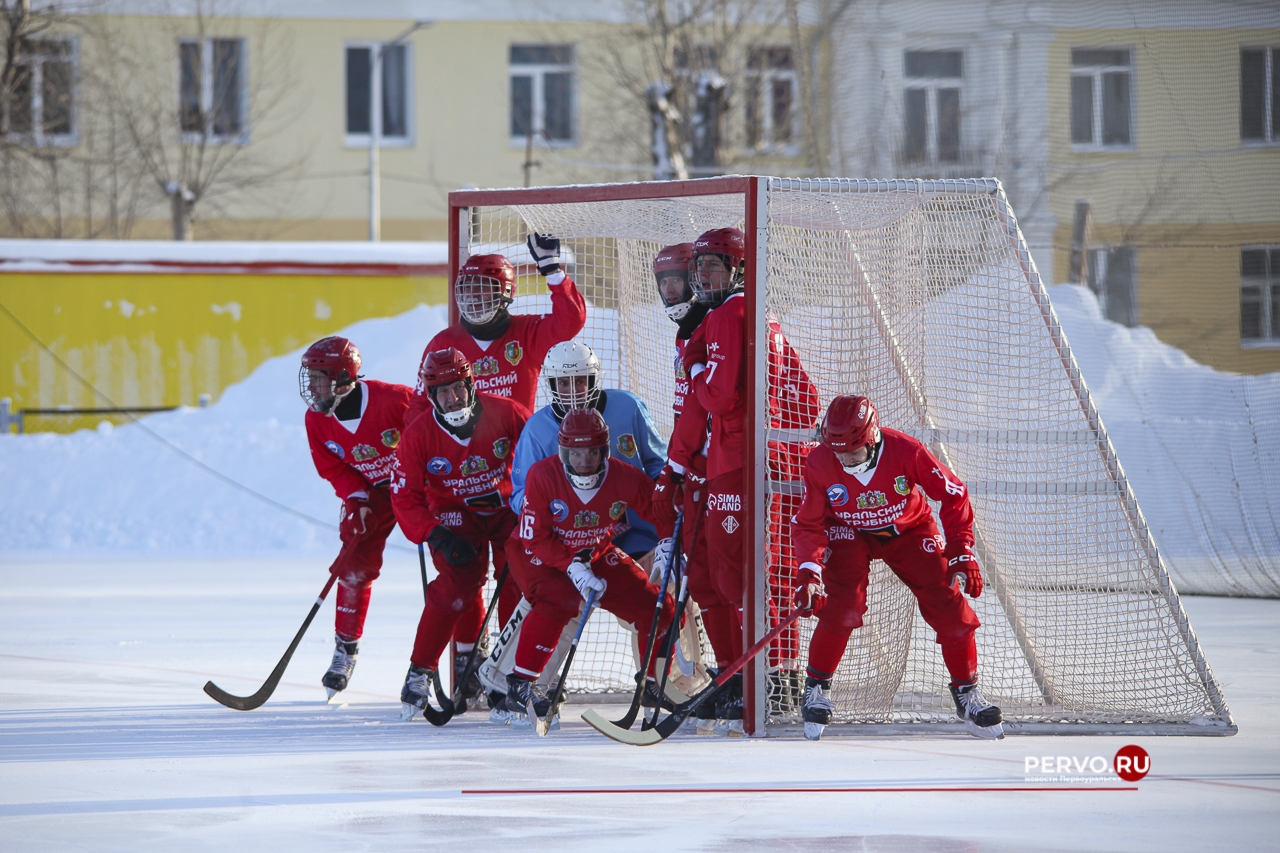 Сегодня в Первоуральске «Уральский трубник» принимал гостей из Кемерово хоккейную команду «Кузбасс»