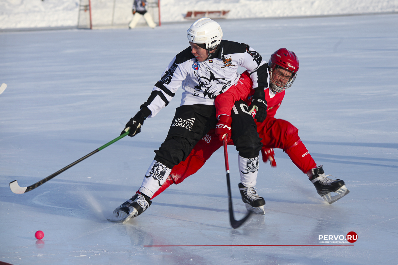 Сегодня в Первоуральске «Уральский трубник» принимал гостей из Кемерово хоккейную команду «Кузбасс»