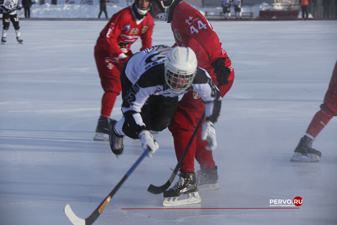 Сегодня в Первоуральске «Уральский трубник» принимал гостей из Кемерово хоккейную команду «Кузбасс»