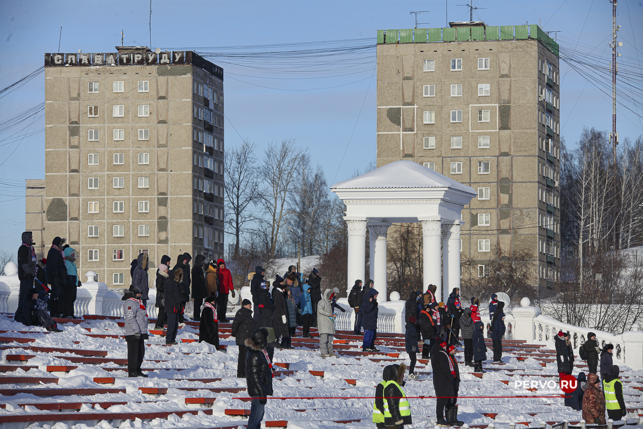 Сегодня в Первоуральске «Уральский трубник» принимал гостей из Кемерово хоккейную команду «Кузбасс»