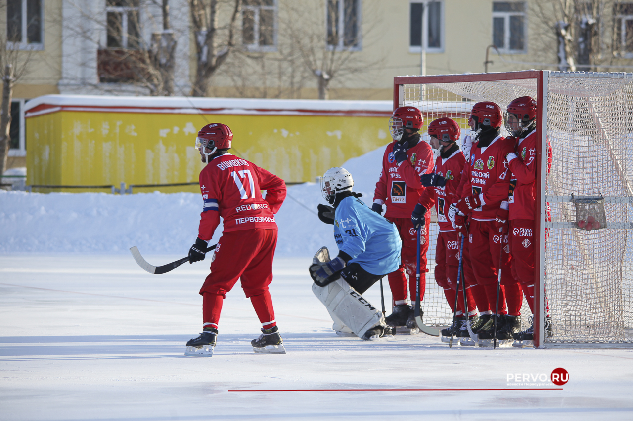 Сегодня в Первоуральске «Уральский трубник» принимал гостей из Кемерово хоккейную команду «Кузбасс»