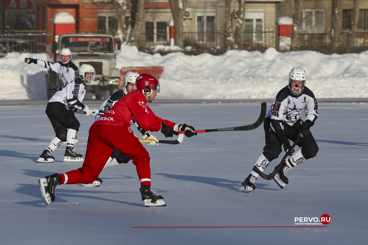 Сегодня в Первоуральске «Уральский трубник» принимал гостей из Кемерово хоккейную команду «Кузбасс»
