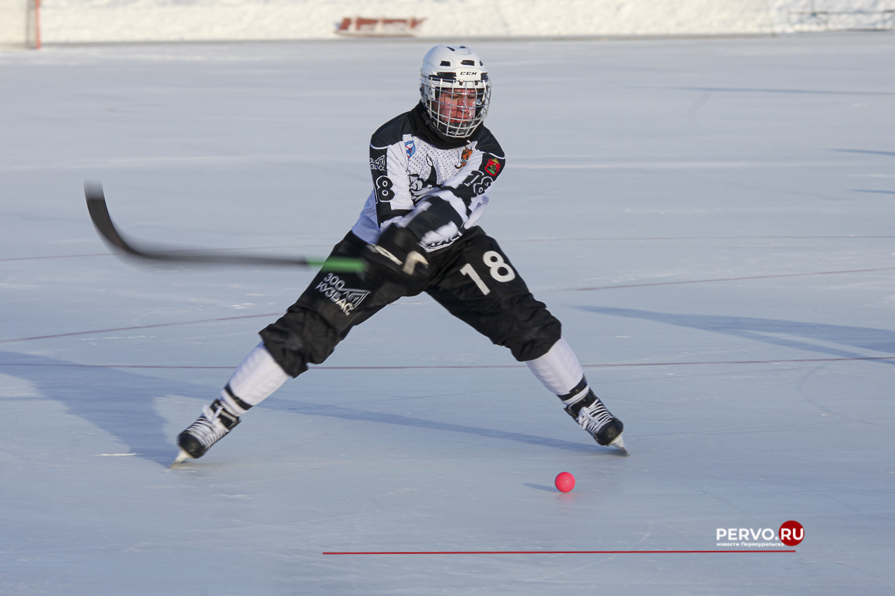 Сегодня в Первоуральске «Уральский трубник» принимал гостей из Кемерово хоккейную команду «Кузбасс»