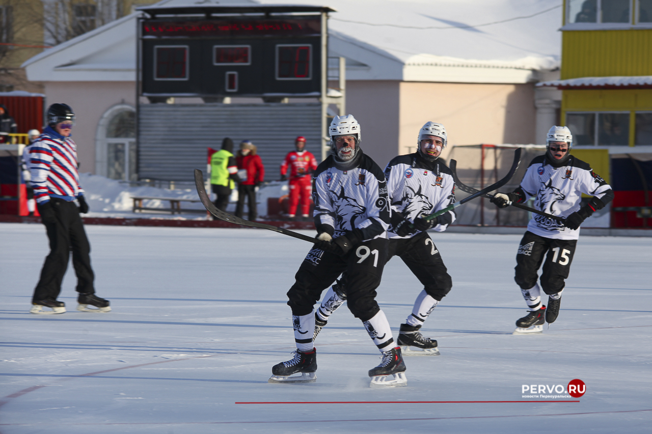 Сегодня в Первоуральске «Уральский трубник» принимал гостей из Кемерово хоккейную команду «Кузбасс»
