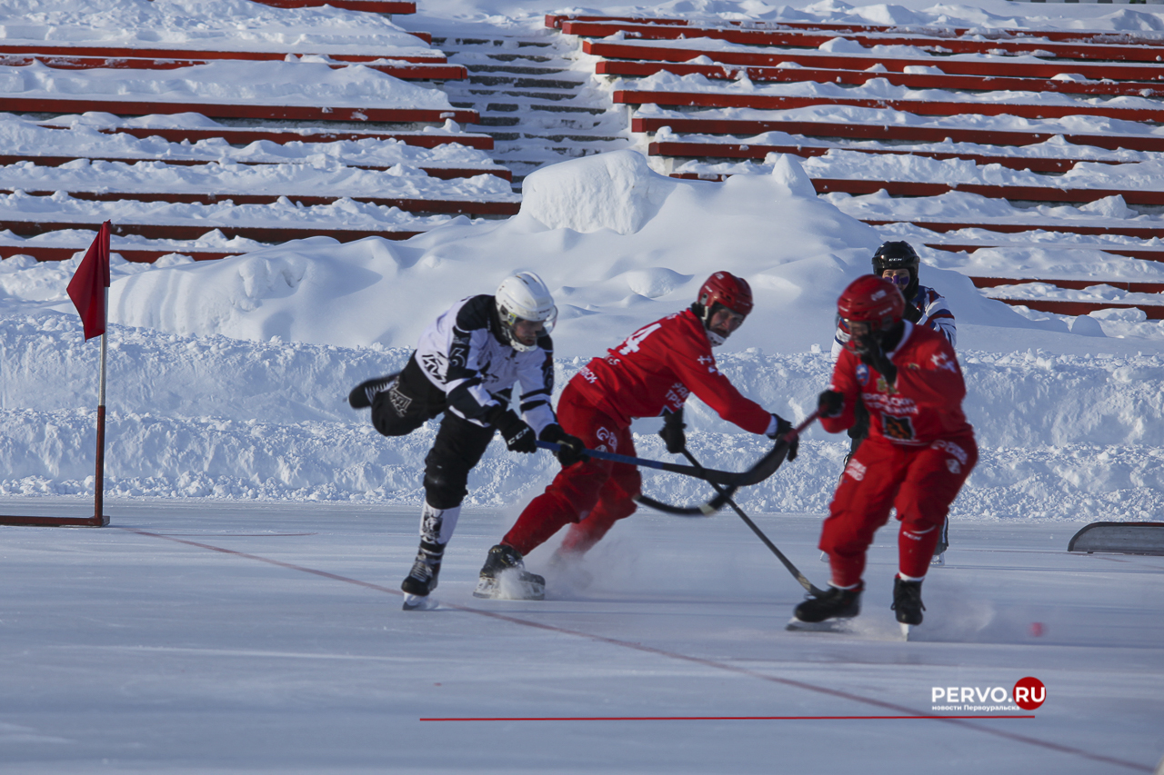 Сегодня в Первоуральске «Уральский трубник» принимал гостей из Кемерово хоккейную команду «Кузбасс»