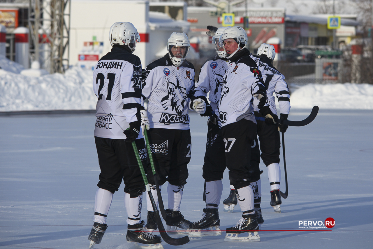 Сегодня в Первоуральске «Уральский трубник» принимал гостей из Кемерово хоккейную команду «Кузбасс»