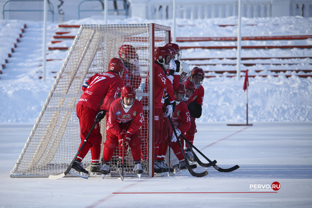 Сегодня в Первоуральске «Уральский трубник» принимал гостей из Кемерово хоккейную команду «Кузбасс»